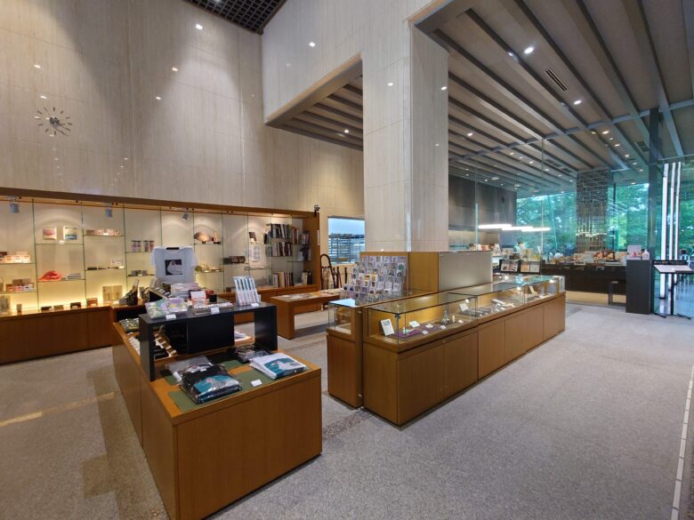 石川県立美術館の１階の物販コーナー