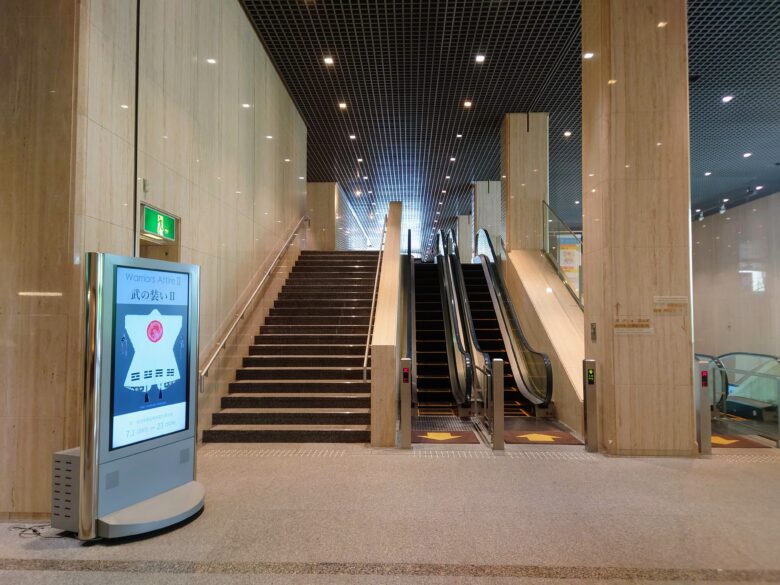石川県立美術館の２階への階段とエスカレータ