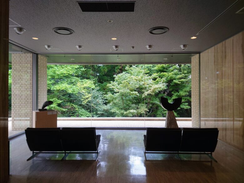 石川県立美術館の２階のソファー