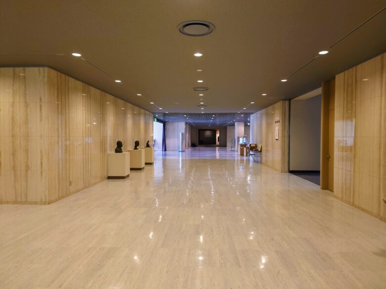 石川県立美術館の２階の空間