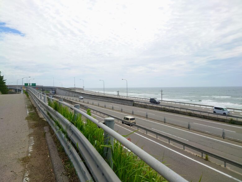 恵比寿大明神の前の里山海道と海