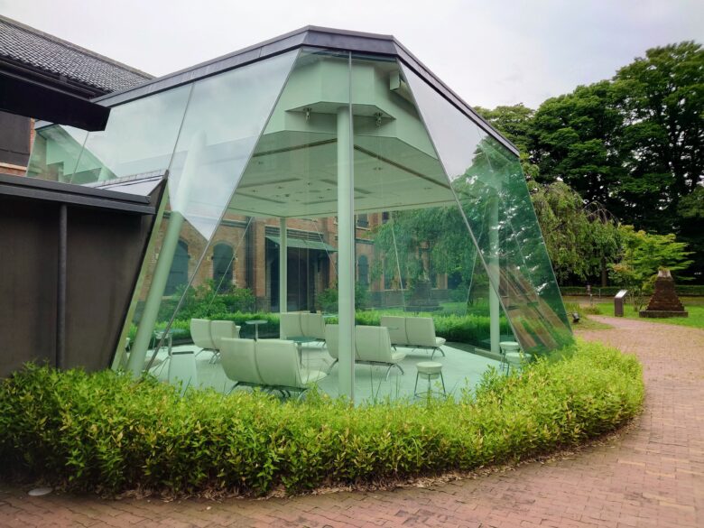 石川県立歴史博物館のガラス張の休憩処