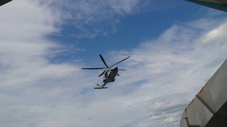 海上自衛隊護衛艦の近くに来たヘリコプター