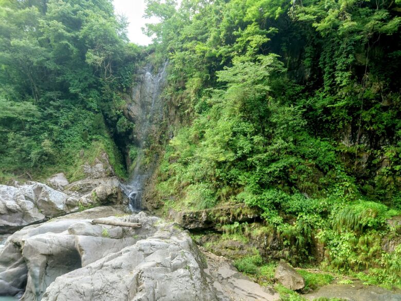 綿ヶ滝いこいの森の小さな滝