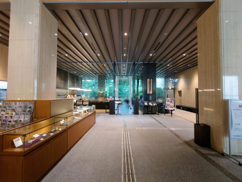 石川県立美術館の１階ホール