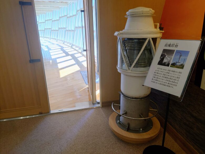 うみっこらんど七塚　海と渚の博物館の白尾灯台の投光設備