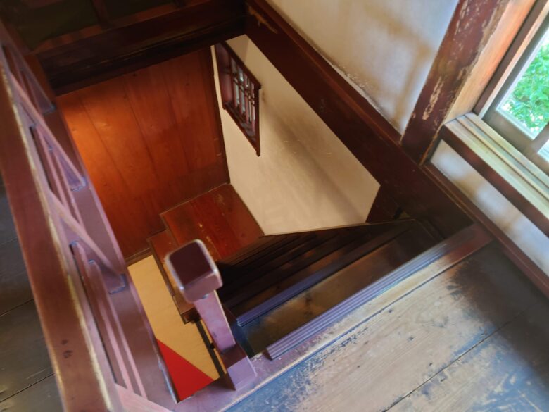 北前船の里資料館の階段