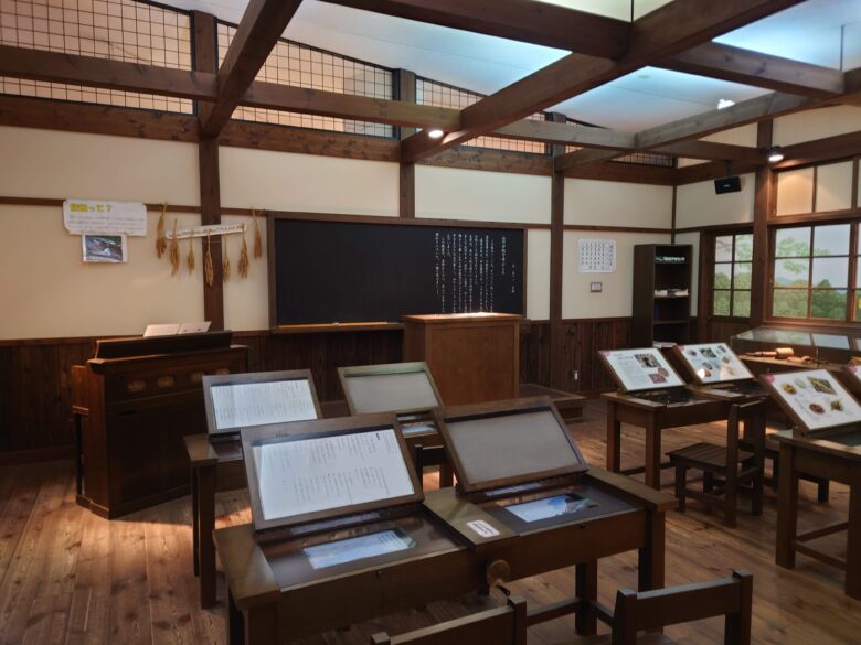 石川県自然保護センター中宮展示館の教室風展示室
