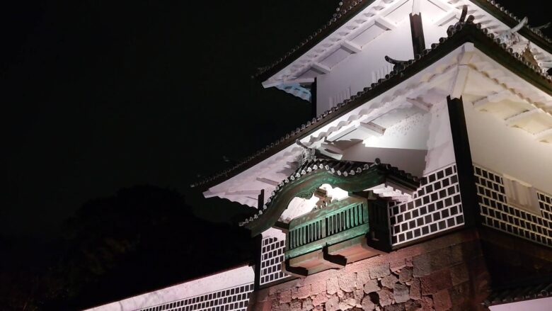 チームラボ 金沢城 光の祭のときの金沢城のライトアップ