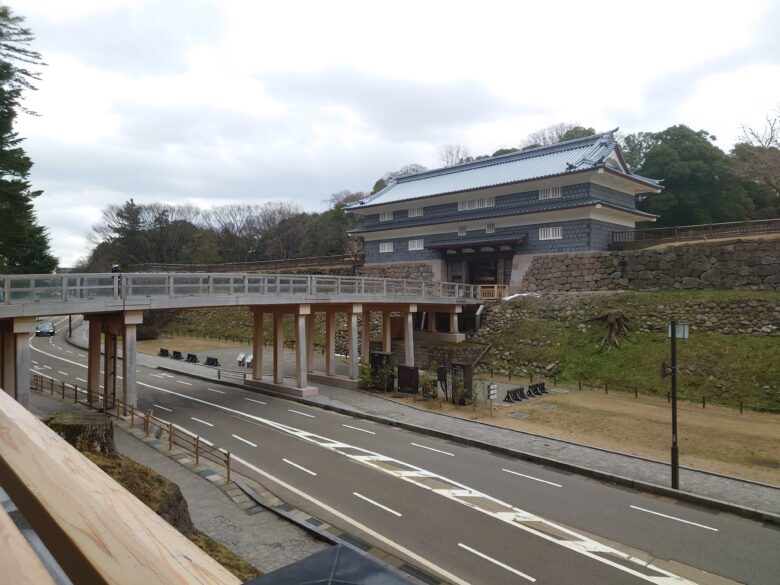 尾山神社の鼠多門橋への通路