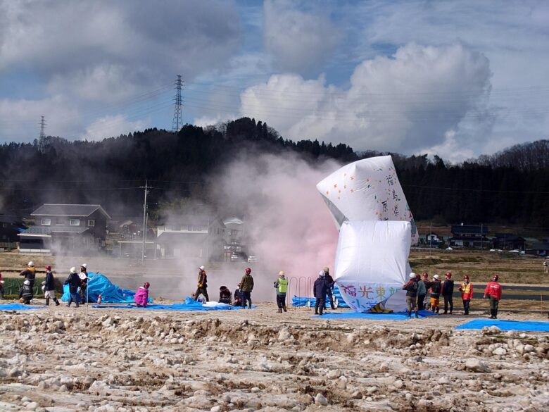道の駅 福光の南砺ふくみつ雪あかり祭りの巨大紙風船に着火