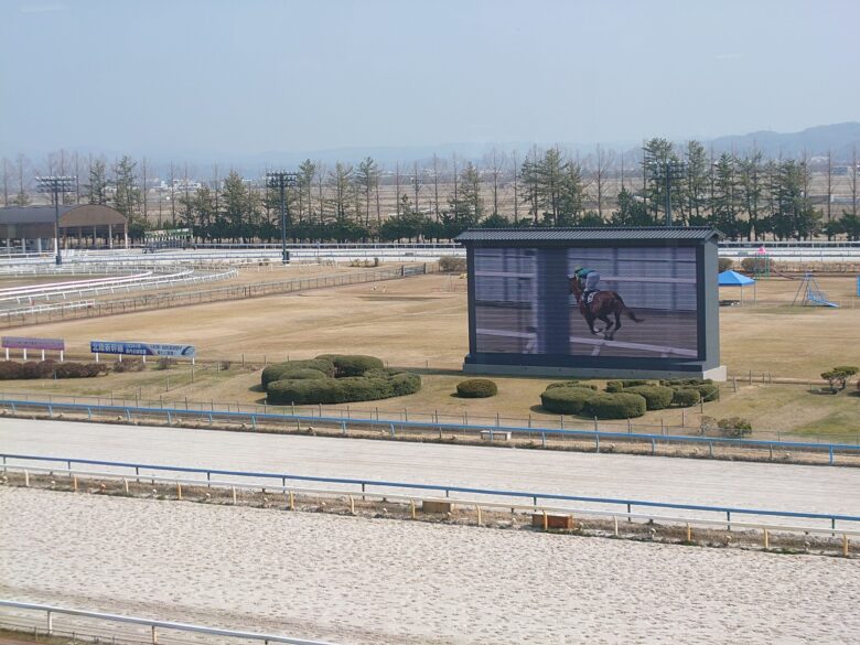 金沢競馬場のダートと大型ビジョン