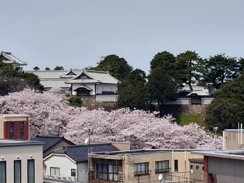 石川県兼六駐車場の春の屋上一般開放から見た金沢城