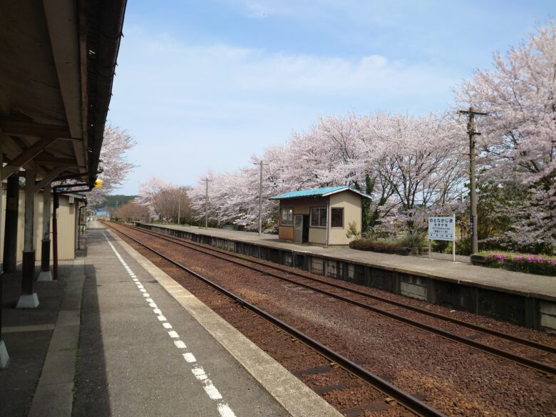 能登中島駅の線路と桜