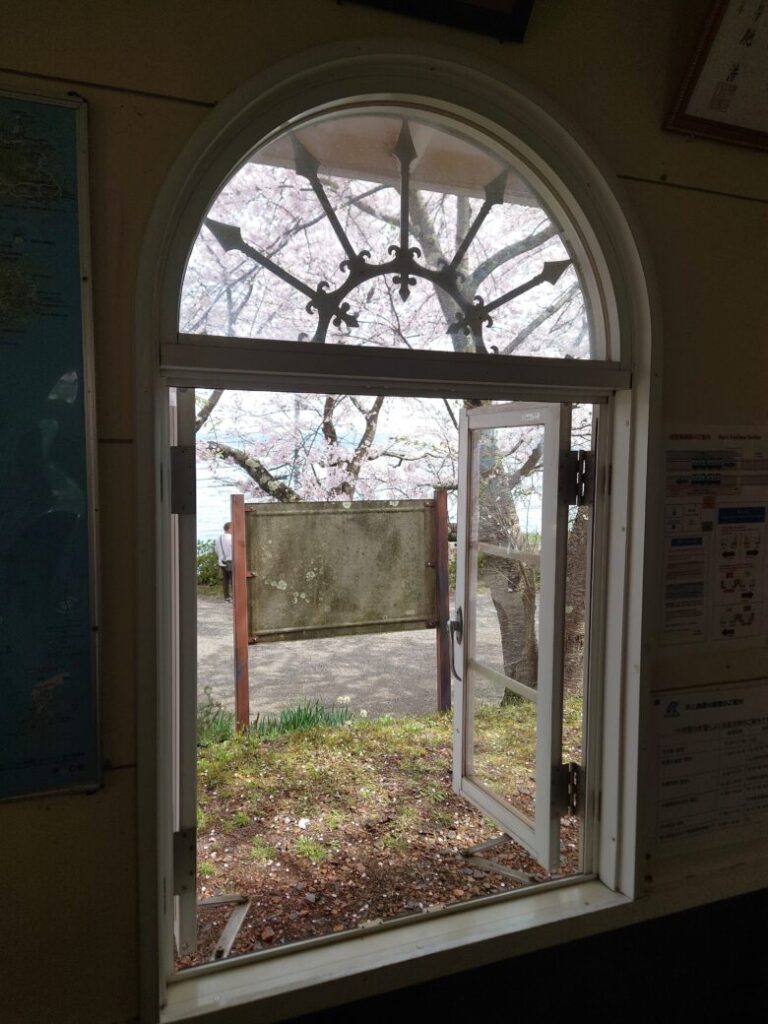 能登鹿島駅の駅舎の窓