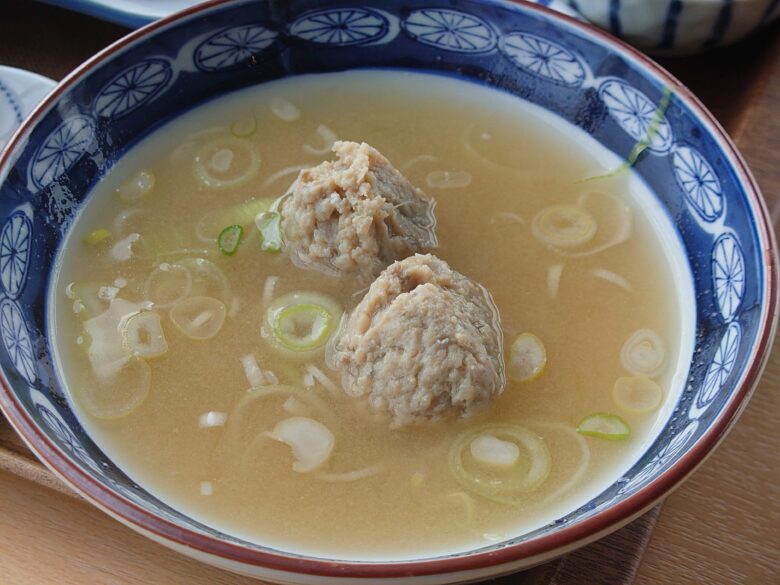 ひみの海探検館のひみ岸壁市場の朝獲れ刺身定食のつみれ汁