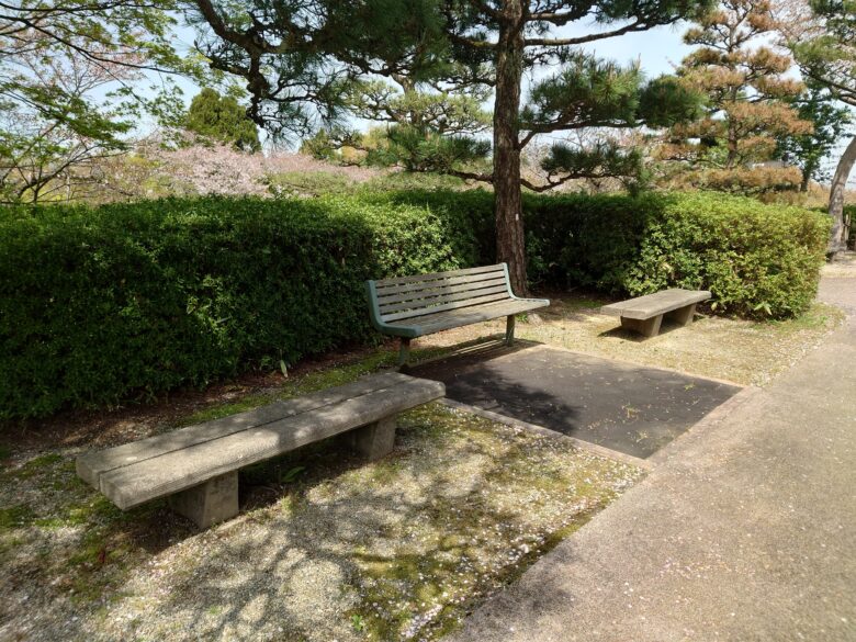朝日山公園のベンチ