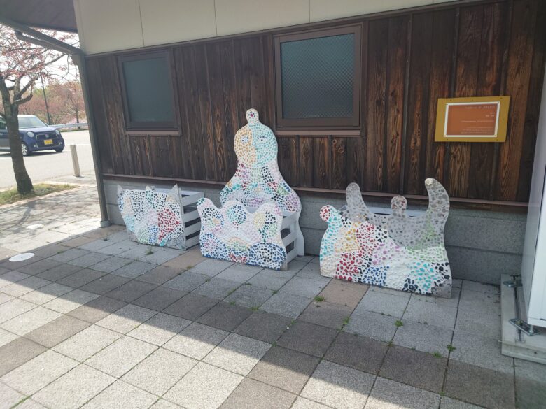 朝日山公園見晴らしの丘の第１駐車場の広場のアート作品