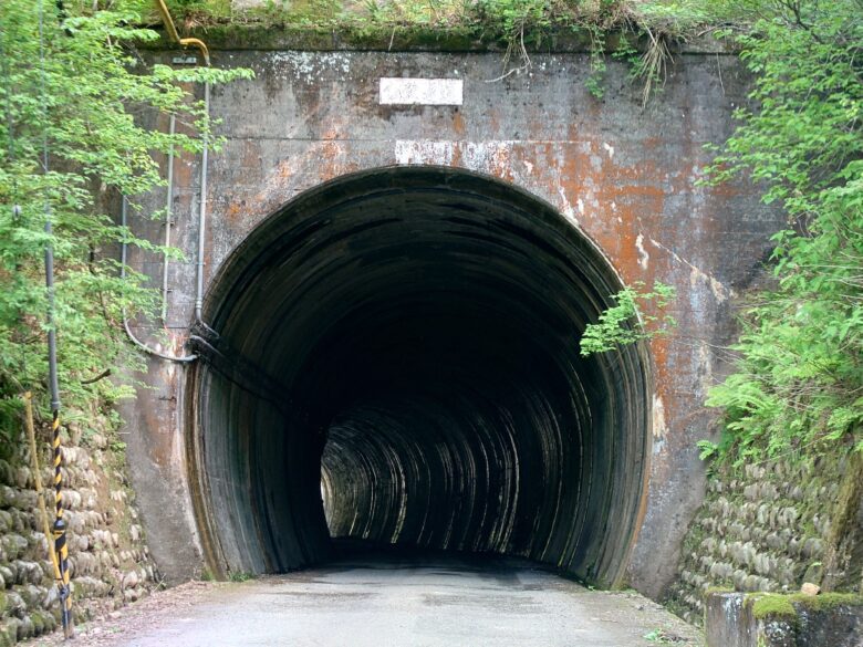 大日川ダム付近の仏壁隧道