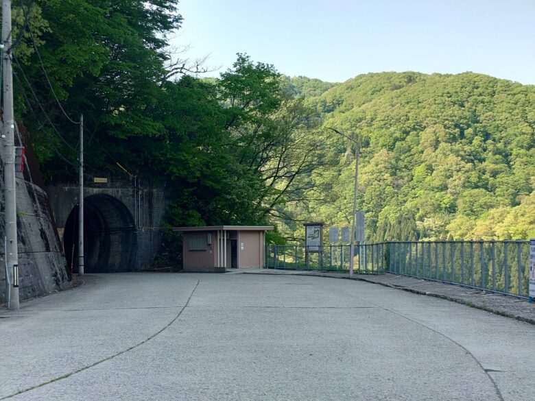 大日川ダム付近の仏壁隧道とトイレ