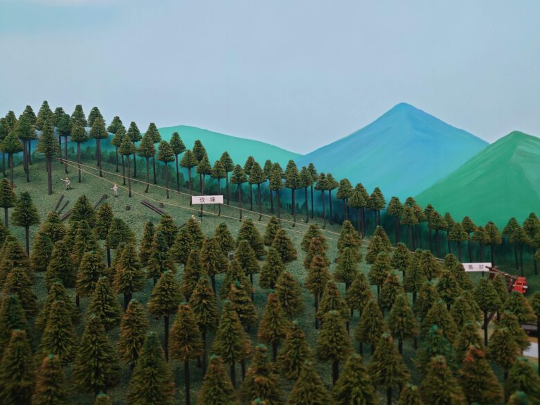 県民公園頼成の森の森林科学館のミニチュア伐採シーン