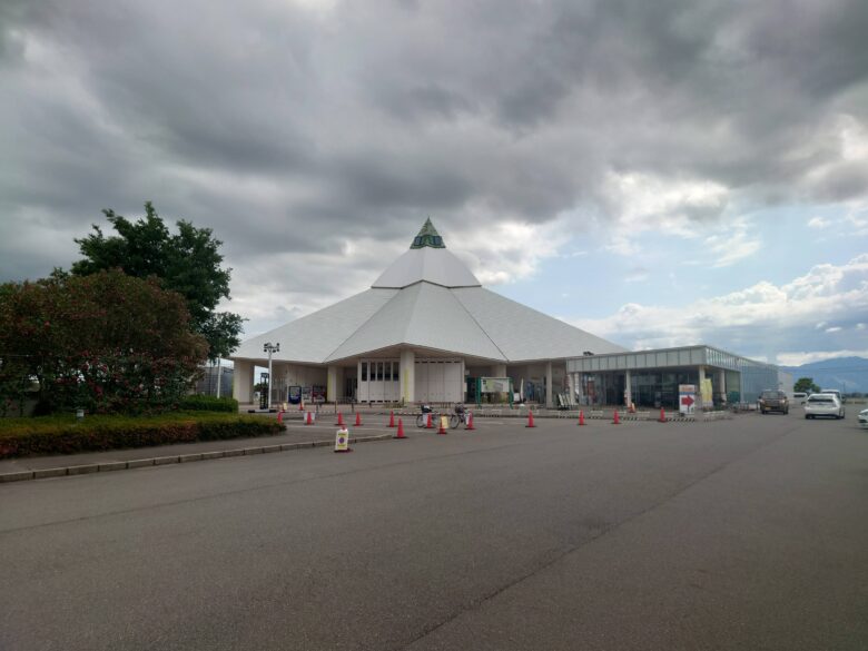 ゆりの里公園 ユリーム春江の駐車場から見る本館