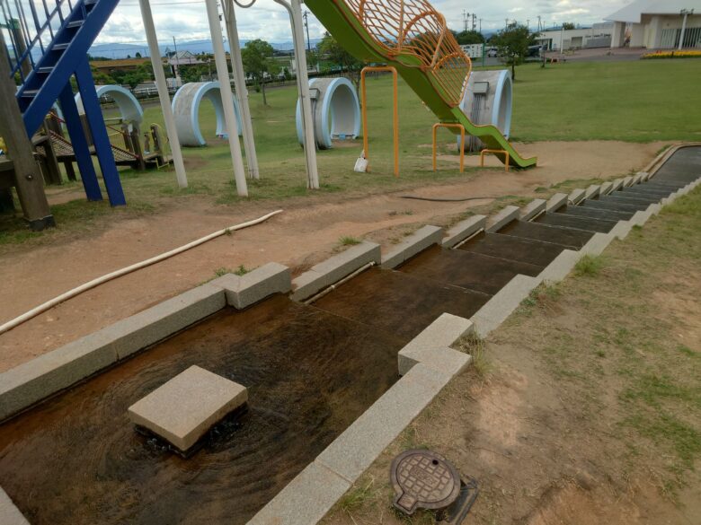 ゆりの里公園 ユリーム春江の広場の水辺