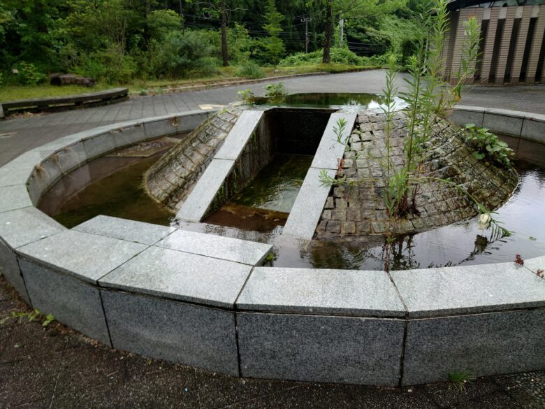 八ケ川ダムふれあい広場の水辺