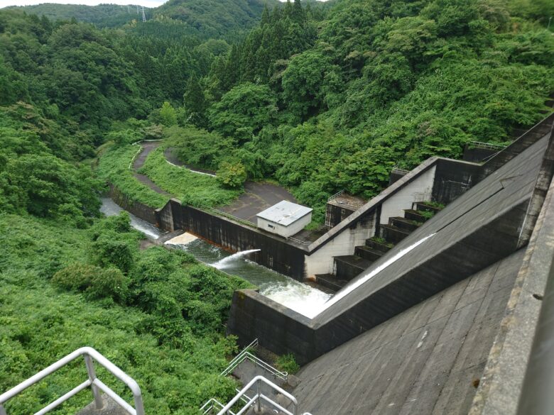 八ケ川ダムの天端から見た放水