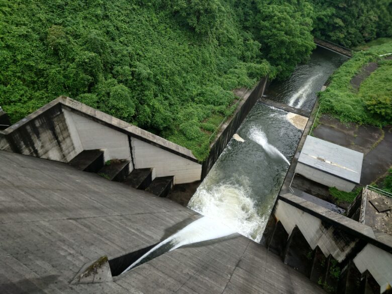 八ケ川ダムの放水