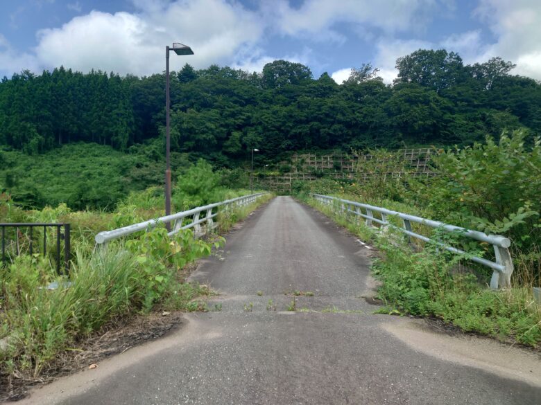 寺田川ダムの天端