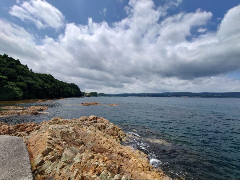 能登赤埼燈台の周辺の海