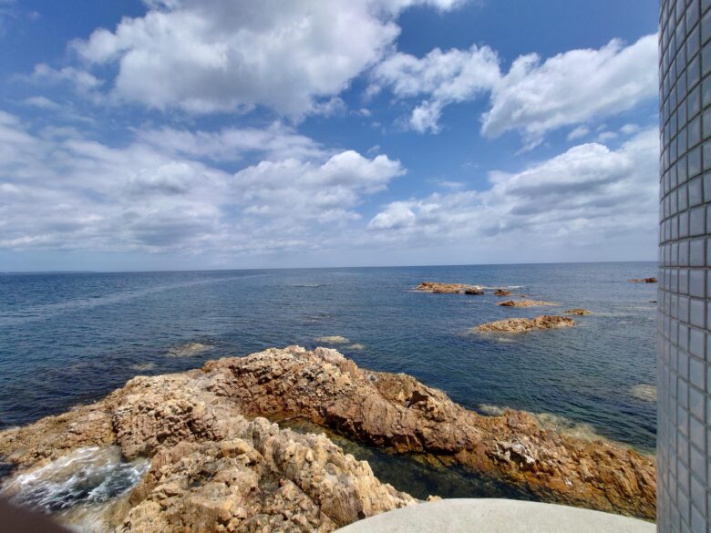 能登赤埼燈台の周辺の海