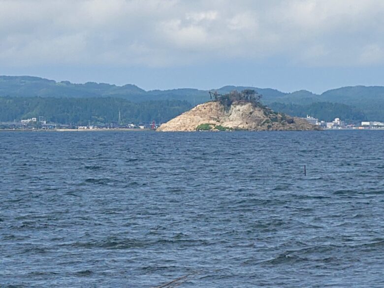 恋路海岸から見た能登半島地震後の見附島