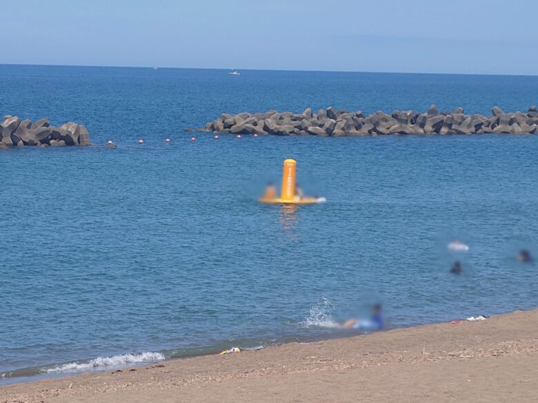 鷹巣海水浴場の海面休憩所