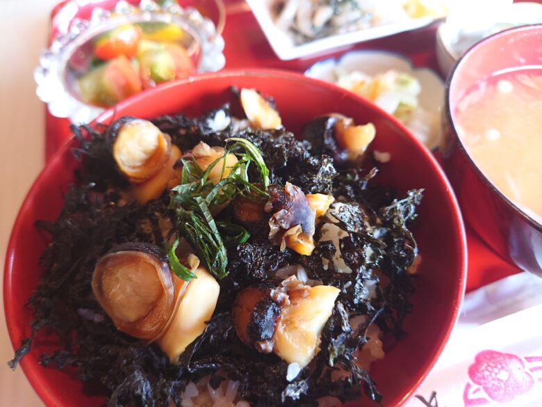 つばき茶屋のサザエ丼定食