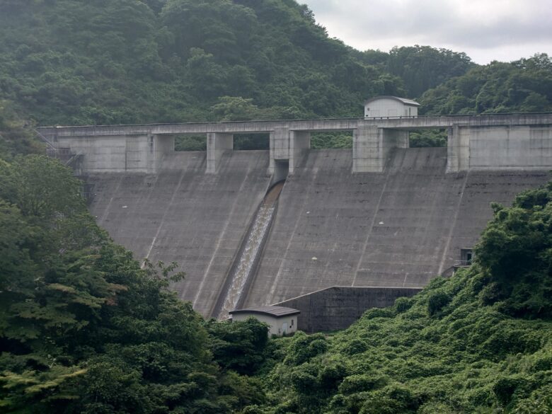 北河内ダムの放水