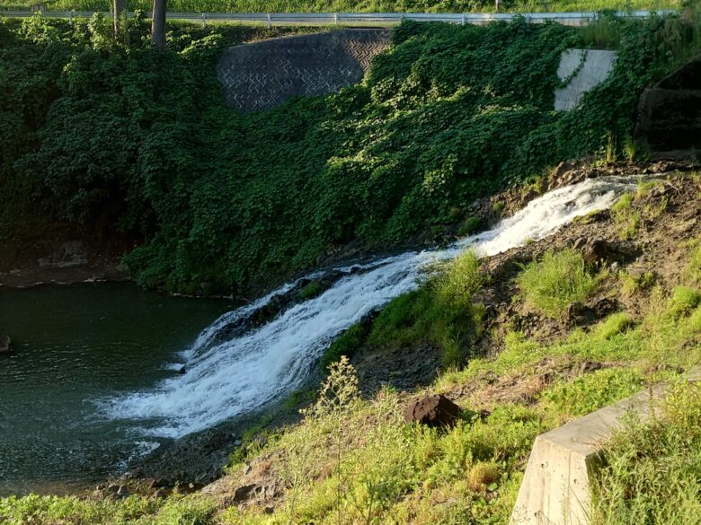 米町不動の滝の流れ