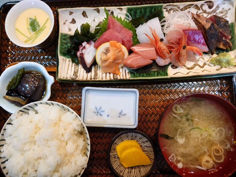 晴レルやの刺し身定食