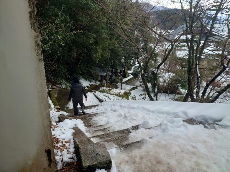 金劔宮の地下道から不動滝へ