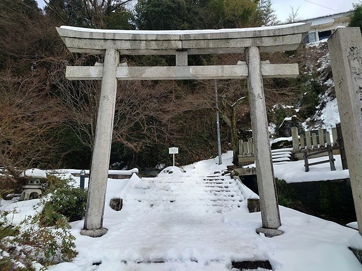 金劔宮の不動滝側の鳥居