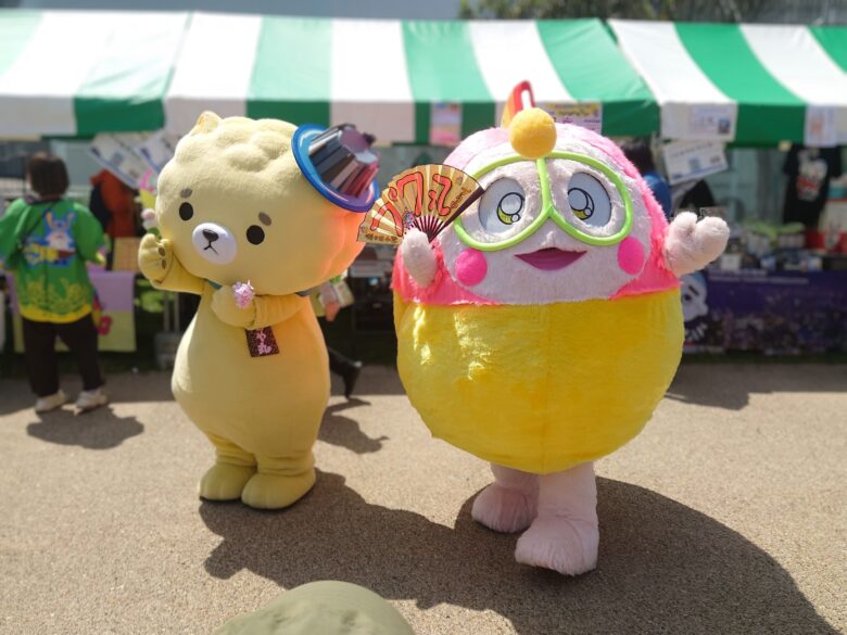 ご当地キャラEXPOinりんくう2025でのプク丸ちゃんとほや丸のツーショット