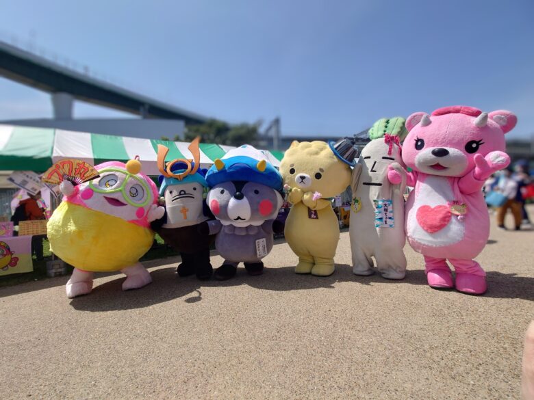 ご当地キャラEXPOinりんくう2025でたくさんのゆるキャラと記念撮影するプク丸ちゃんとほや丸