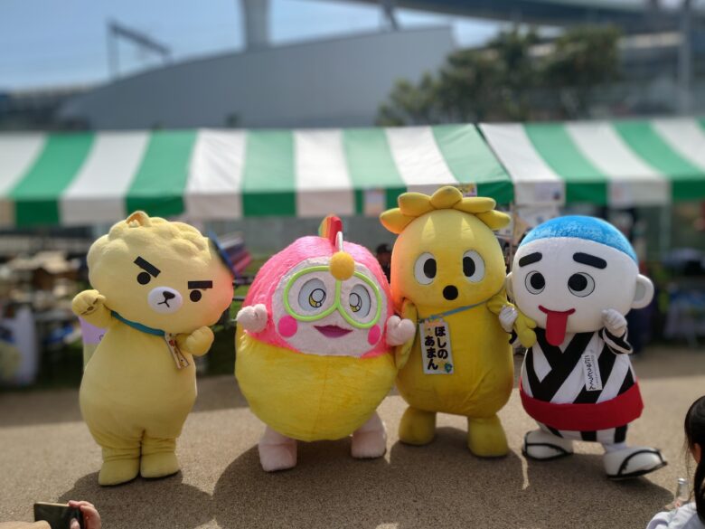 ご当地キャラEXPOinりんくう2025でたくさゆるキャラたちと記念撮影するプク丸ちゃんとほや丸