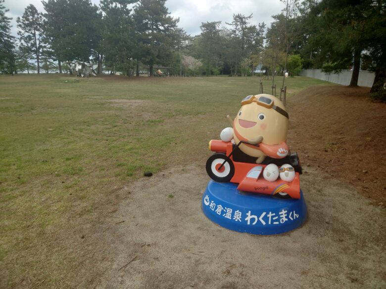 わくたまくんパークのバイクとサイドカーに乗ったわくたまくん