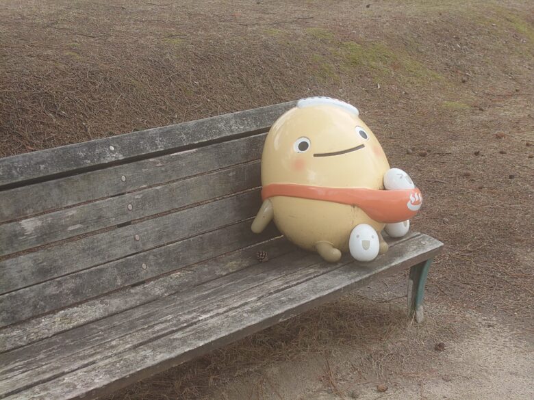 わくたまくんパークのベンチでくつろいでいるわくたまくん