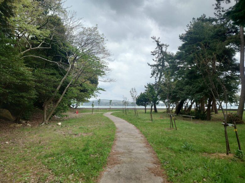 わくたまくんパークの海辺へ続く散歩道