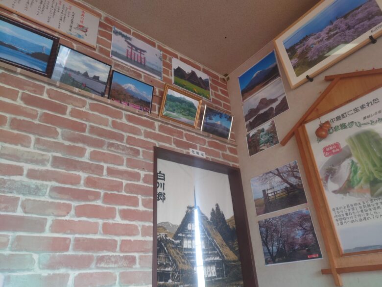 3番ラーメンの店内に飾ってある写真