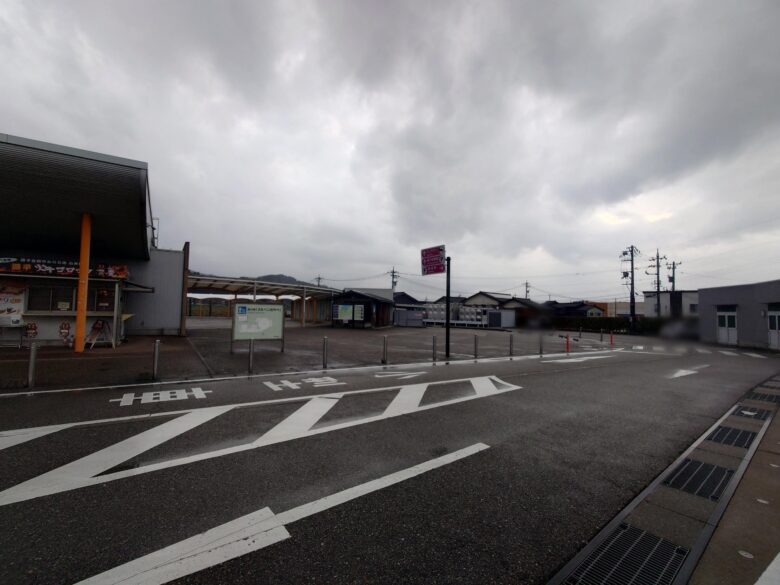 道の駅 メルヘンおやべの第1駐車場から第2駐車場へ続く道路