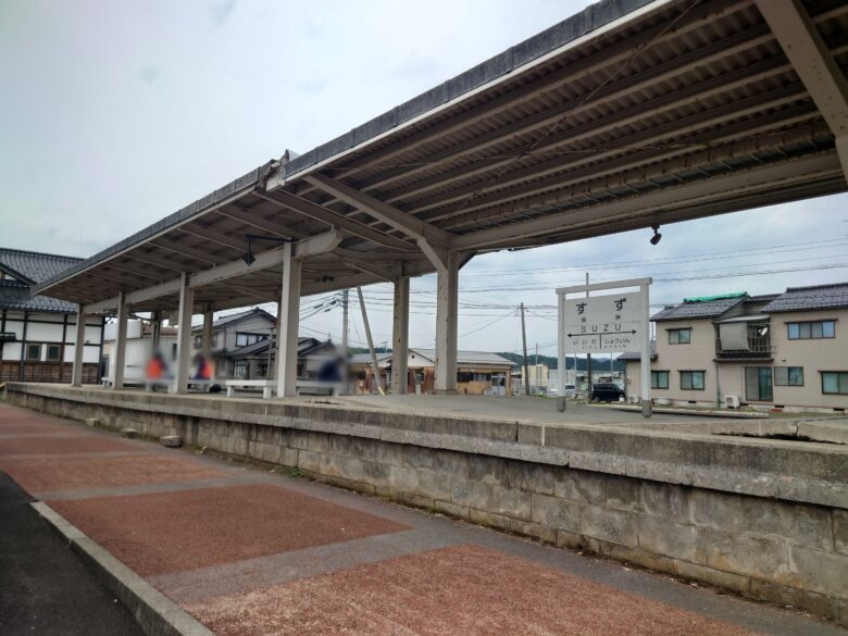 すずキッチンの裏側の廃線となった駅のホームで食事や休憩する人たち